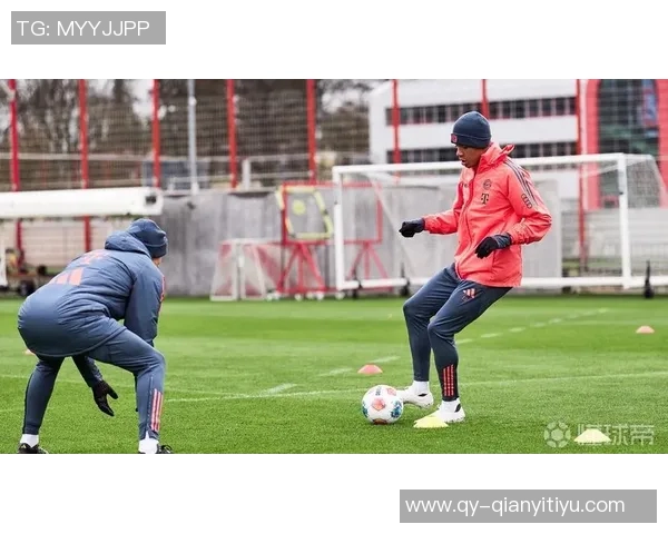 阿方索戴维斯与伊藤洋辉亮相拜仁今日训练场景